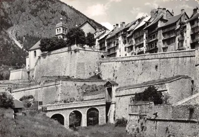 Briançon (Hautes-Alpes) — Les Remparts — Edit. AJAX, 4, r. Comte-Félix-Gastaldi, Monaco