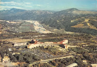 Aeroporto de La Gaude — vista aérea com edifício principal e estacionamento — editor ADIA