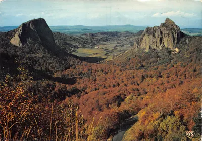 As Rochas Tuilières e Sanadoire — vista panorâmica de outono — Edições L'Auvergne Pittoresque