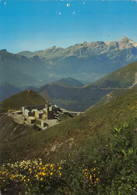 Sanctuaire Notre Dame de la Salette — vue panoramique avec montagnes en arrière-plan — éditeur SANCTUAIRE DE LA SALETTE (ISERE)