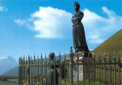 Notre-Dame-de-la-Salette — statue monumentale sur les Alpes de La Salette — Éditions Trifridite