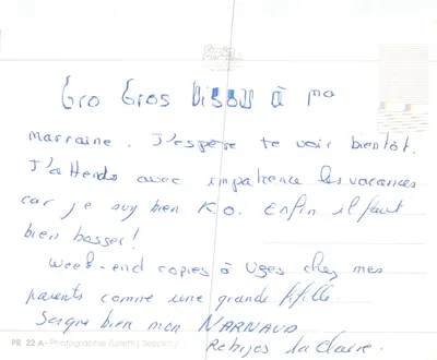 Menina em vestido rosa — diante de uma porta azul — La Provence, edição Seppim, n° 42.04.4037 — Verso