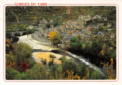 Gorges du Tarn — vue panoramique d'un village en automne — Ed. PIGNOL DENIS