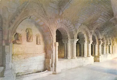 Cloître de l'abbaye de Neuilly-sur-Aube — vue intérieure avec chapiteaux sculptés — éditeur ELIOPHOT