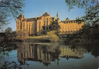 Abbaye Saint-Pierre de Solesmes — vue du bâtiment reflété dans un étang — Éditions de l'Abbaye de Solesmes