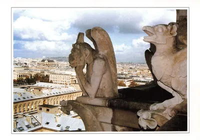 Gargouilles de Notre-Dame de Paris — vue sur Paris — Photo Antonio Carrara © 2001, édition PROMOPHOT-01.48.14.82.10