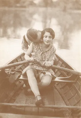 Deux jeunes personnes dans un bateau — scène amoureuse — éditeur Weber, modèle 52