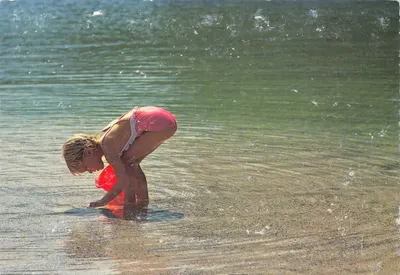 Fille jouant dans l'eau — scène de plage — éditeur Houtland, n° série EHZ 03.50.02