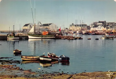 Le Guilvinec (Finistère) — Bateaux de pêche dans le port — Éditions d'Art JOS
