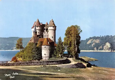 Castelo de Val — Castelo do século XV sobre o lago do barragem de Bort — Foto Sully Bort