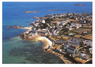 Roscoff — vue aérienne du port et de la ville — éditeur imprimeur non visible