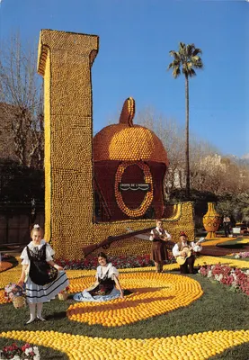 Fête du Citron — Décor monumental en citrons avec scène folklorique — Groupe Folklorique LA MENTONNAISE