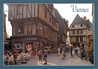 Vannes — rue piétonne devant la cathédrale — PHILDAR