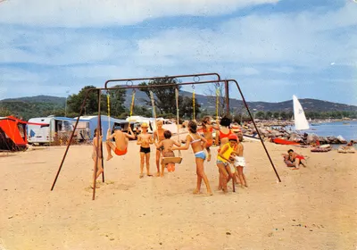 Camping Prairies de la Mer — scène de plage avec balançoires — Éditions Naturelles