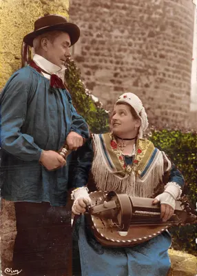 Deux danseurs en costumes d'Auvergne — Groupe Folklorique "Auverna-Dansaire" — IMPRIMÉ SUR LA CARTE
