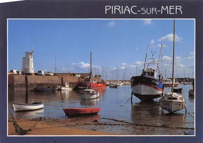Piriac-sur-Mer — port avec phare et bateaux — Éditions Couleurs de Bretagne