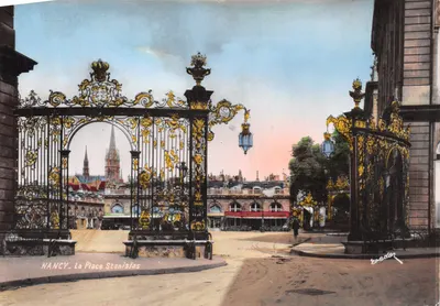 NANCY - A Place Stanislas — vista através das grades ornadas, editor Roeder
