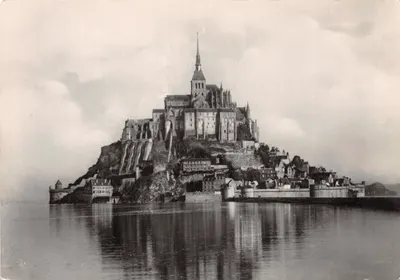 Mont-Saint-Michel — vue générale, face sud à marée haute — éditeur Serv. Commercial Monuments Historiques, Paris