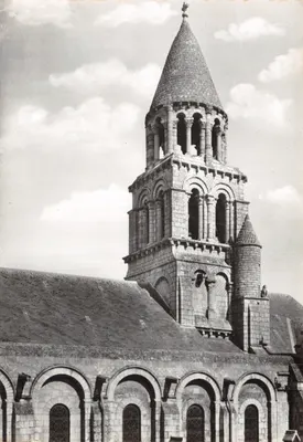Poitiers — Torre da Igreja de Nossa Senhora da Grande — Impressor Combier