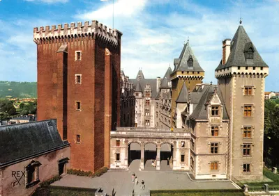 Castelo de Pau — entrada principal com torres e portão — Éditions des Lilas, n° 305