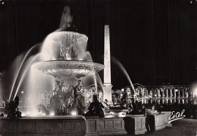Place de la Concorde — Fontaine de la Concorde illuminée — Estel