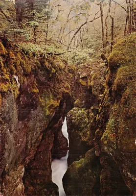 La Perle de l'Ain — gorge rocheuse avec cascade — Éditions J. CELLARD