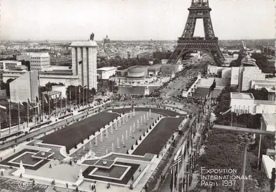 Paris — Exposition Internationale 1937 — vue aérienne avec la Tour Eiffel et les Bassins du Trocadéro