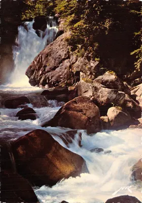 Cascade du Château-d'Este — vue de la cascade en pleine nature — éditeur JOVE
