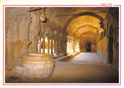 Arles — Cloître Saint-Trophime com o poço dos Canónigos — Éditeur Mireille