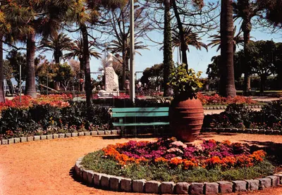 Antibes — Jardin fleuri avec banc et poterie — Éditions S.E.P.T., NICE