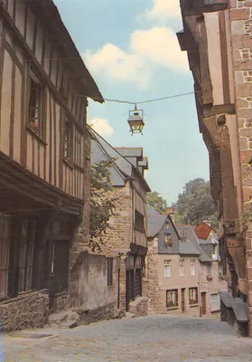 Rue du Petit-Fort — vue de la rue pavée entre maisons à colombages à Dinan — Imprimerie de France