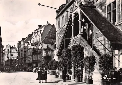 Place de la République — vue de l'édifice avec escalier extérieur — éditeur Marasco