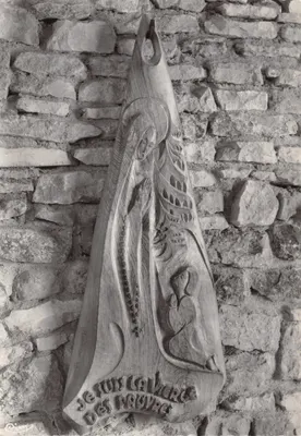 Sermizelles (Yonne) — Chapelle Notre-Dame d'Orient, bas-relief de la Vierge des Pauvres — Sculpteur : Marc Hénard, éditeur COMBIER IMP. MACON
