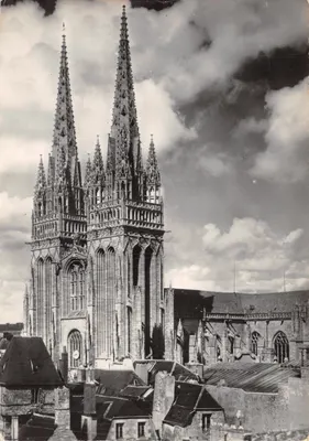 Cathédrale Saint-Corentin — vue des deux tours et du clocher — éditeur La Cathédrale Saint-Corentin