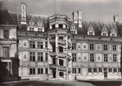 Le Château de Blois — L'Aile François Ier et l'Escalier d'Honneur — SYNDICAT D'INITIATIVE DE BLOIS