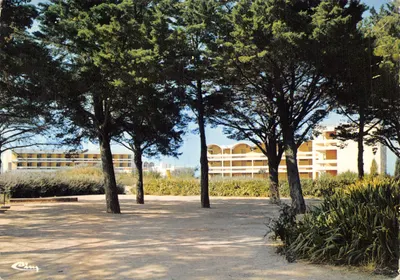 Balaruc-les-Bains — Vue du parc et des bâtiments de l'établissement « Village Vacances Familles » — Imprimeur CIMCOLOR