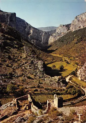 Saint-Guilhem-le-Désert — le cirque de l'Internet et vestiges anciens — Éditions Des Septfontaines
