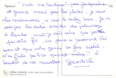 Kolorowe kwiaty w doniczce — przed oknem z zasłoną — wydawca Céline Carterie, nr 2058 — Rewers