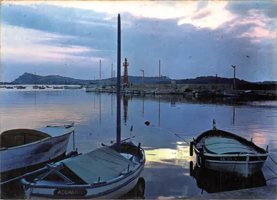 Port de Le Brusc — vue au crépuscule avec bateau 'AQUARELLE' — Les Éditions Bira
