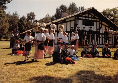 Folklore Landais — scène de danse traditionnelle devant une maison à colombages — Éditions Art Vignes, 40260 Castets