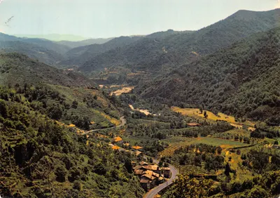 La Vallée de l'Ardèche — vue panoramique avec village et route — Éditions J. CCELLARD