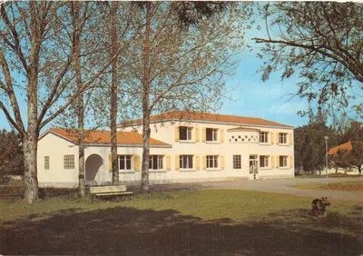 Edifício « Les Mimosas » — Centro de Férias C.C.A.S. em La Tranche-sur-Mer — Editor Pierre Artaud & Cie