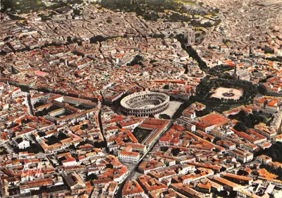 Nîmes (Gard) — Vue aérienne des Arènes et de l'Esplanade — Éditeur GREFF & HENRARD