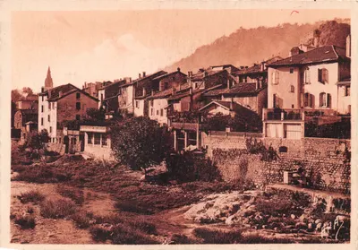 Vieux Vals (Ariège) — vista do vilarejo com edifício religioso e curso d'água — Edição Terrnis, Tabacs