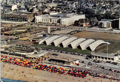 Deauville (14. Calvados) — Vista aérea do Casino, do Hotel Royal e da praia — Impressor Combier