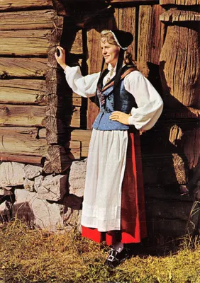 Mulher em traje nacional — Østerdal — editor Mitter
