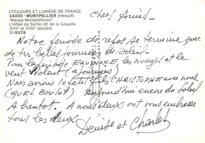 Hôtel de Sarret dit de la Coquille — cour interior com porta de madeira e lanternas — Éditions J. Jaules de P. E. M. — Verso