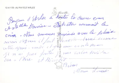No País de Arles — vista panorâmica do teatro antigo, moinho de vento, ruínas, cavalos na água e mulher com vestido amarelo — editor Mirecille — Verso