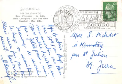 Hôtel-Dieu de Beaune — Cour d'Honneur vue par le portail de fer — éditeur Cap — Reverso