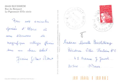 Eguisheim — brukowana ulica z domami z cokołami i kwiatami — Wydawnictwo Y. Noto-Camparella — Rewers